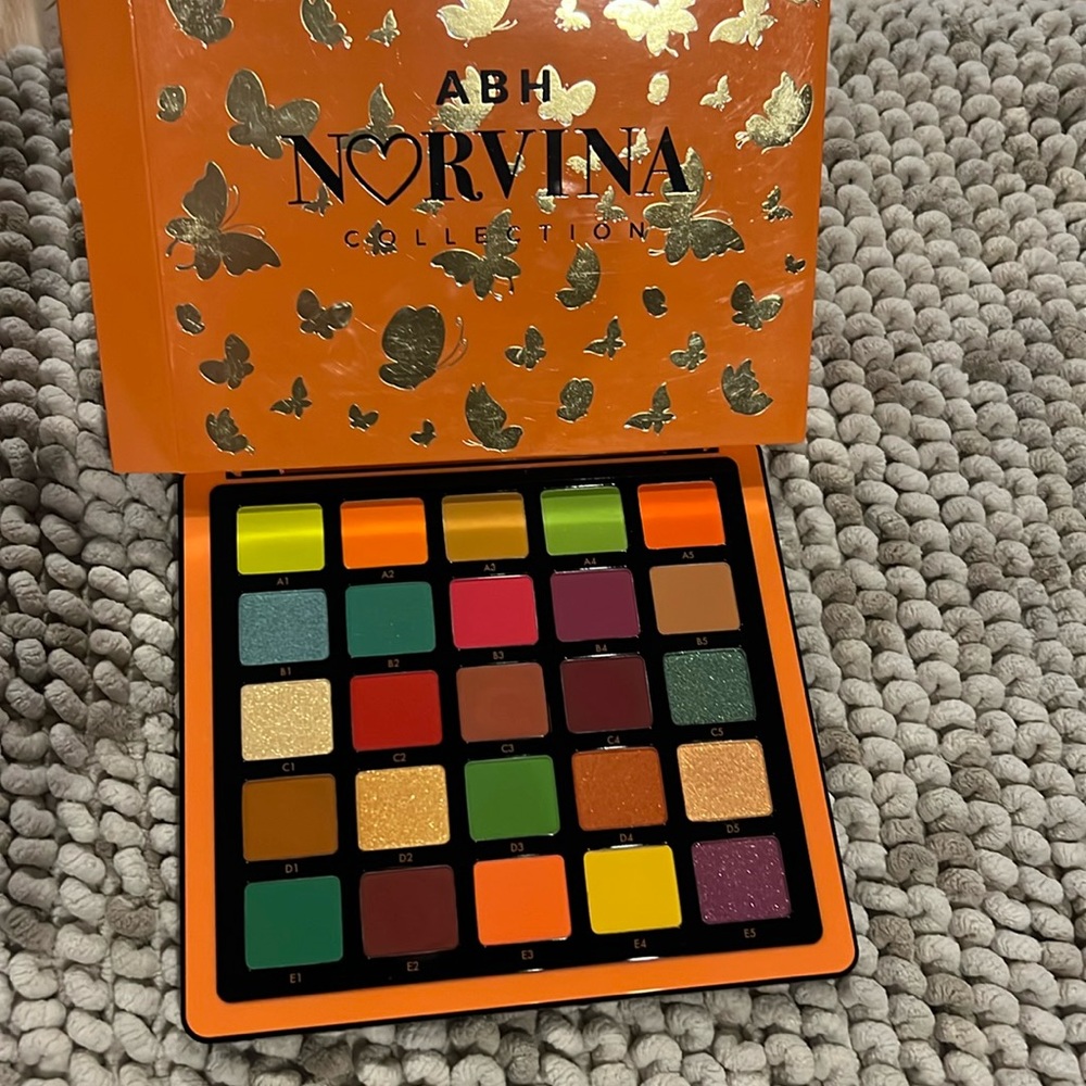 ABH NORVINA COLLECTION EYESHADOW PALLET